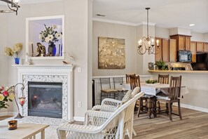 Dining - Amazing Location Near Cary/Morrisville/Apex Downtown, Close to RDU/RTP/ Shopping (Cary)