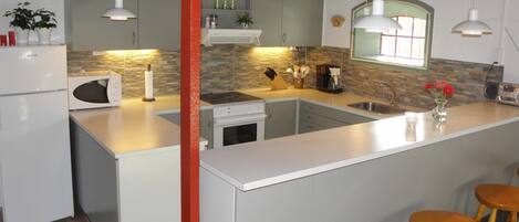 Réfrigérateur, four à micro-ondes, lave-vaisselle