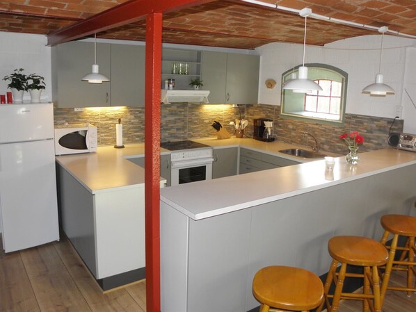 Fridge, microwave, dishwasher, cookware/dishes/utensils