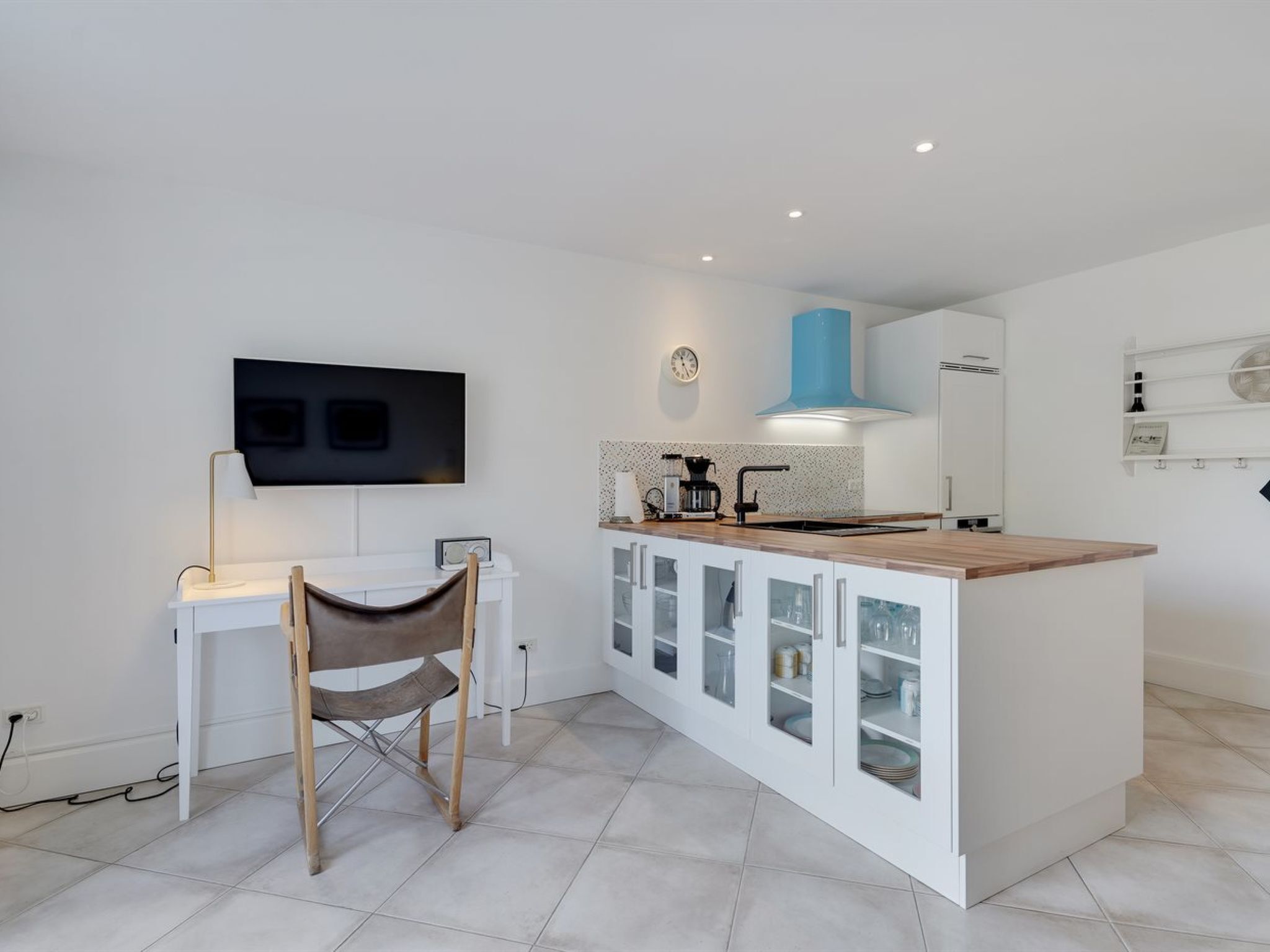 Fridge, dishwasher, cookware/dishes/utensils