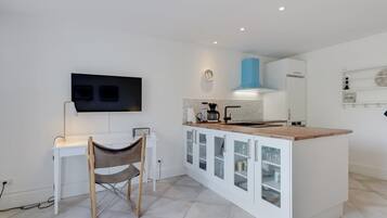 Fridge, dishwasher, cookware/dishes/utensils