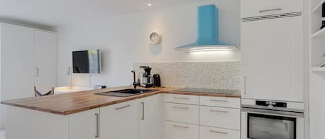 Kühlschrank, Geschirrspüler, Kochgeschirr/Geschirr/Besteck