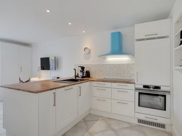 Fridge, dishwasher, cookware/dishes/utensils