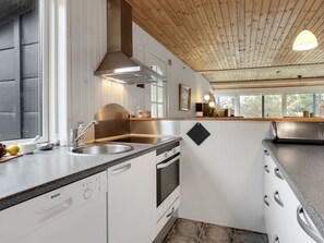 Fridge, microwave, oven, dishwasher - "Blek" - 300m from the sea by Interhome (Hals)