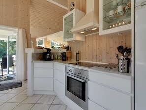 Kylskåp, mikrovågsugn, ugn och diskmaskin