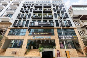 Front of property - Westlake Emerald Suites (Hanoi)