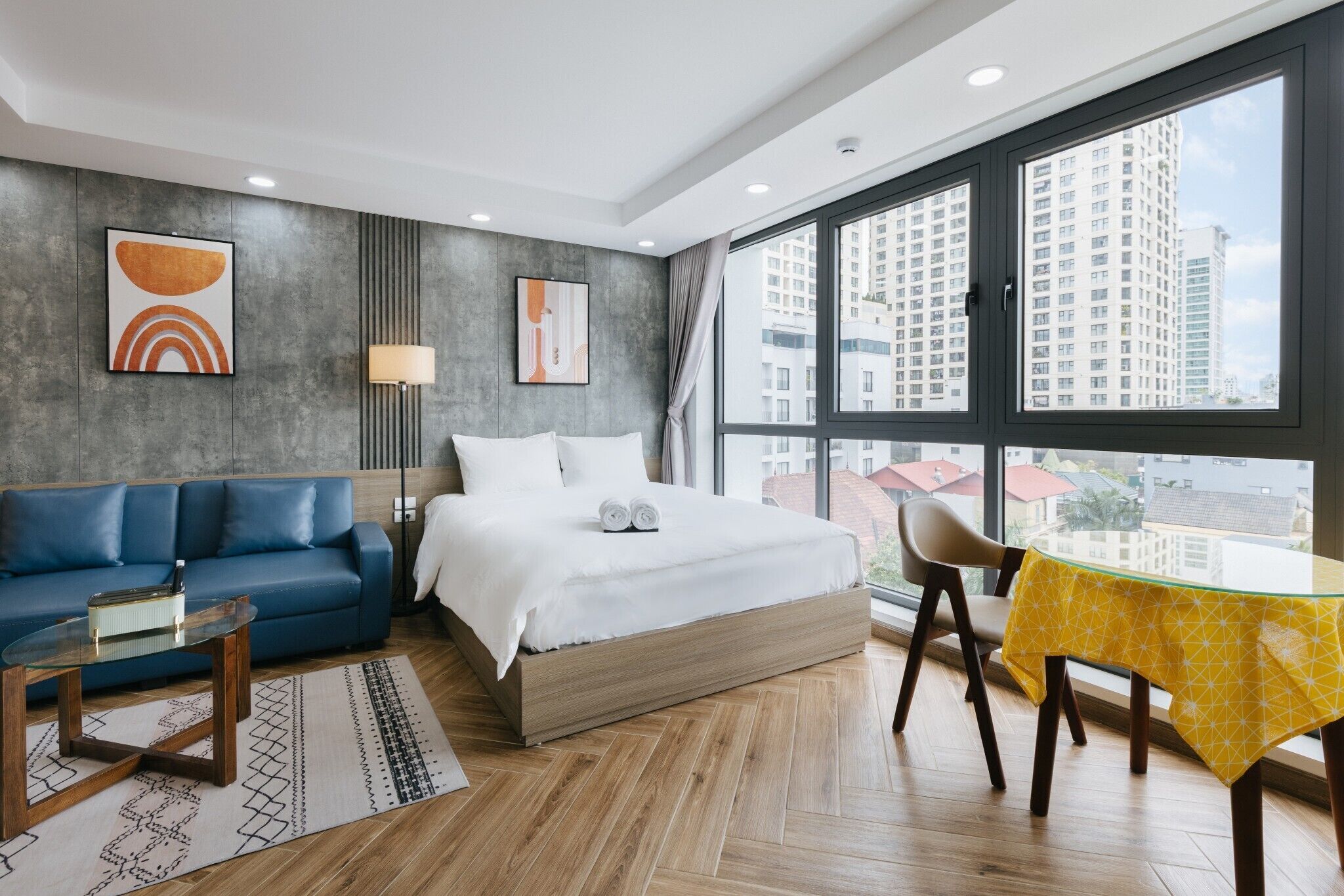 Premium bedding, down comforters, in-room safe, individually decorated