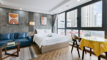 Premium bedding, down comforters, in-room safe, individually decorated