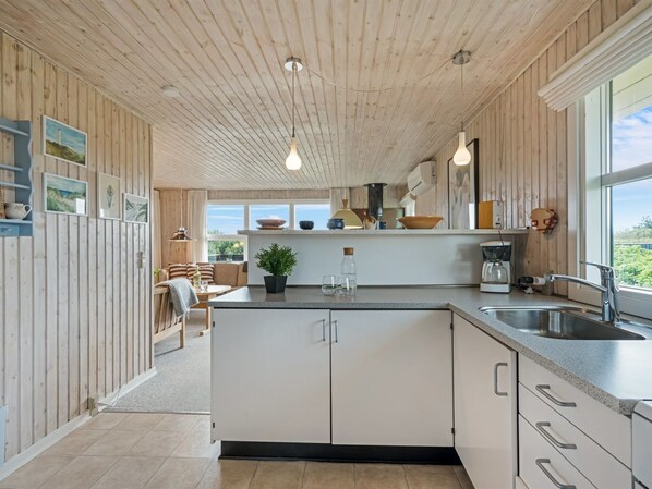 Kjøleskap, ovn, høy barnestol og kjøkkenutstyr