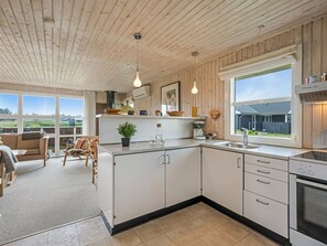 Kjøleskap, ovn, høy barnestol og kjøkkenutstyr