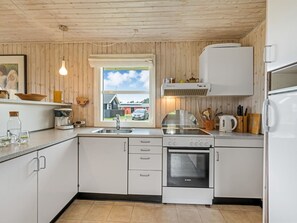 Køleskab, ovn, højstol, køkkentøj/tallerkener/redskaber