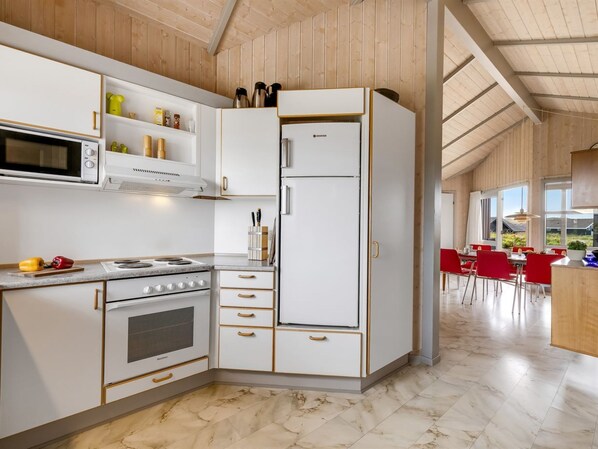 Kühlschrank, Mikrowelle, Ofen, Geschirrspüler