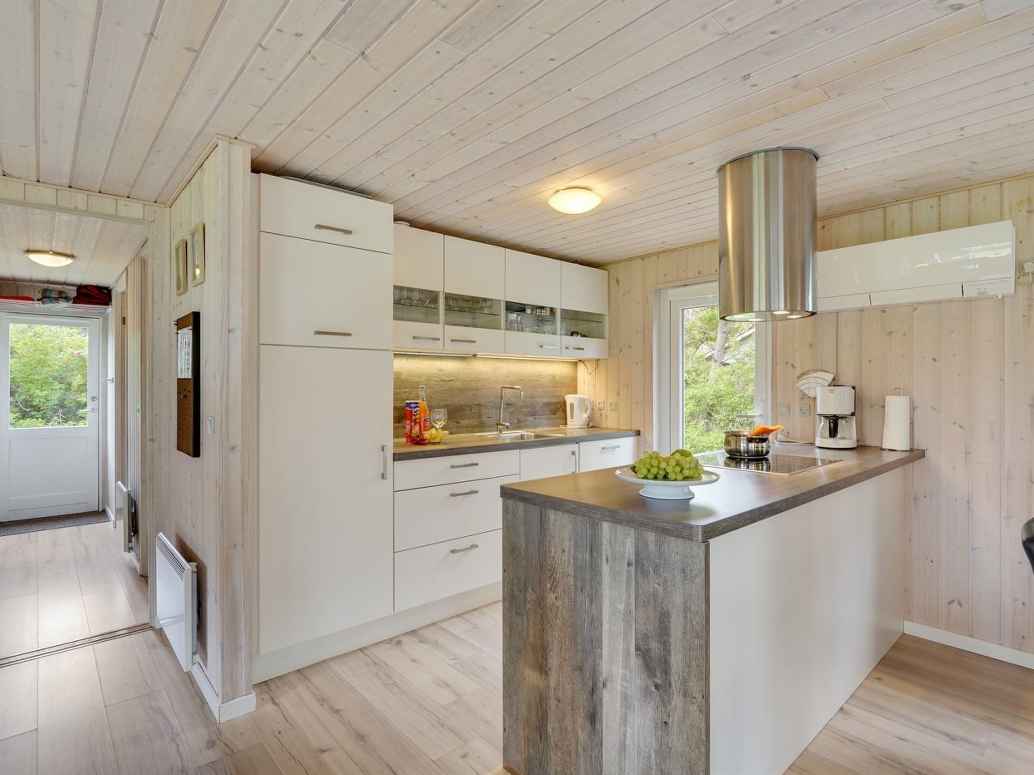 Fridge, microwave, dishwasher, cookware/dishes/utensils