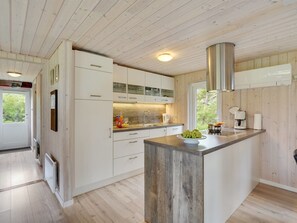 Kjøleskap, mikrobølgeovn, oppvaskmaskin og kjøkkenutstyr