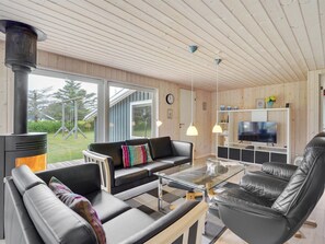 Televisión y chimenea 