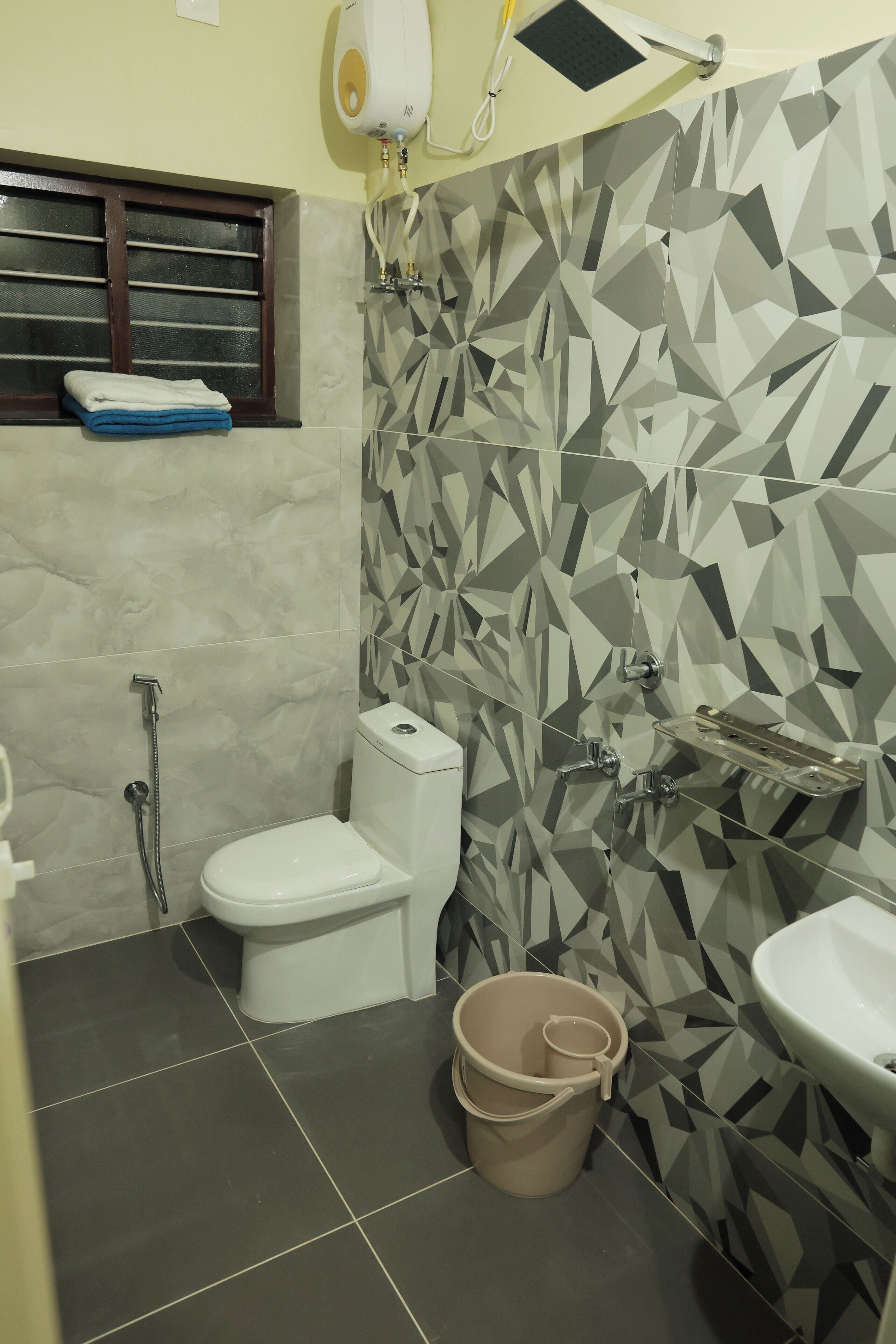 Shower, hair dryer, bidet, towels