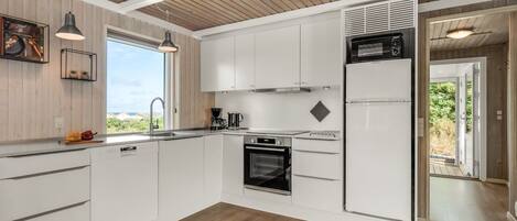 Kjøleskap, mikrobølgeovn, ovn og oppvaskmaskin