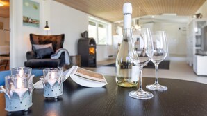 Ein modernes Wohnzimmer mit einem dunklen Holztisch, einem Kamin und einer gemütlichen Sitzecke.