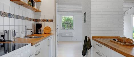 Fridge, microwave, dishwasher, cookware/dishes/utensils