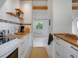 Køleskab, mikrobølgeovn, opvaskemaskine, køkkentøj/tallerkener/redskaber