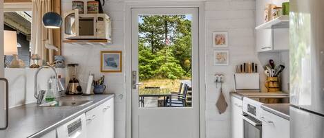 Kjøleskap, mikrobølgeovn, ovn og oppvaskmaskin