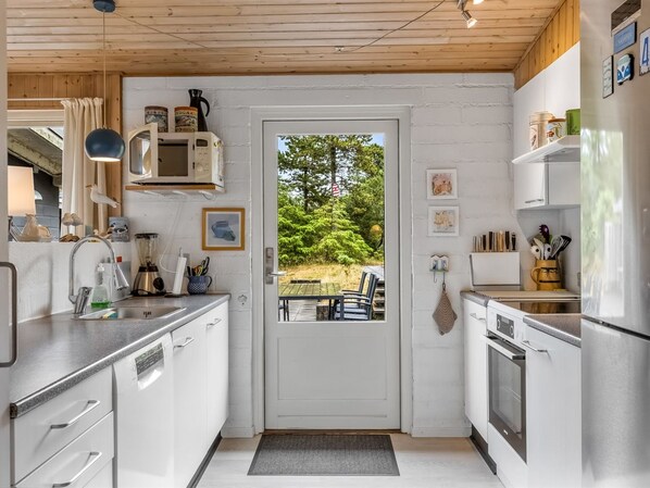 Kjøleskap, mikrobølgeovn, ovn og oppvaskmaskin