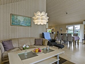 Televisión y chimenea 