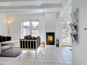 Televisie en een open haard