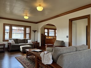 Smart-TV, Tischfußball, Bücher