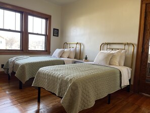 3 slaapkamers, een strijkplank/strijkijzer, reisbedje, gratis wifi