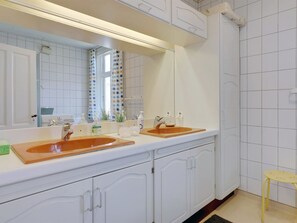 Kylskåp, mikrovågsugn, ugn och diskmaskin