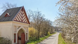 En hyggelig bygning med et trekantet tag og en lille veranda.
