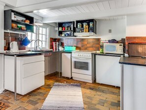 ثلاجة، ميكروويف، فرن، غسالة أطباق