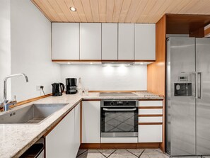 Fridge, microwave, dishwasher, cookware/dishes/utensils