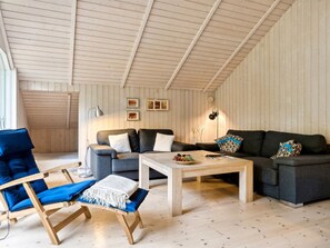 Fernseher, Kamin, DVD-Player