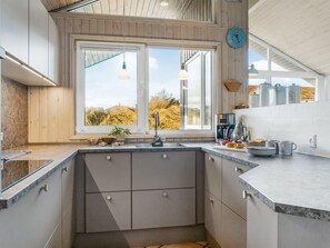 Kjøleskap, mikrobølgeovn, ovn og oppvaskmaskin