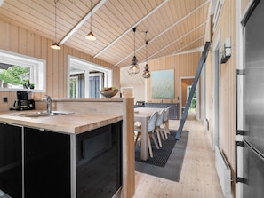Kühlschrank, Geschirrspüler, Hochstuhl, Kochgeschirr/Geschirr/Besteck