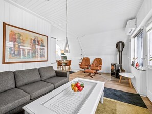 Televisión y chimenea 
