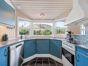 K ühlschrank, Mikrowelle, Geschirrspüler, Kochgeschirr/Geschirr/Besteck