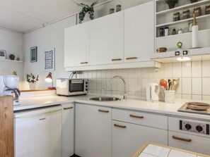 Køleskab, køkkentøj/tallerkener/redskaber