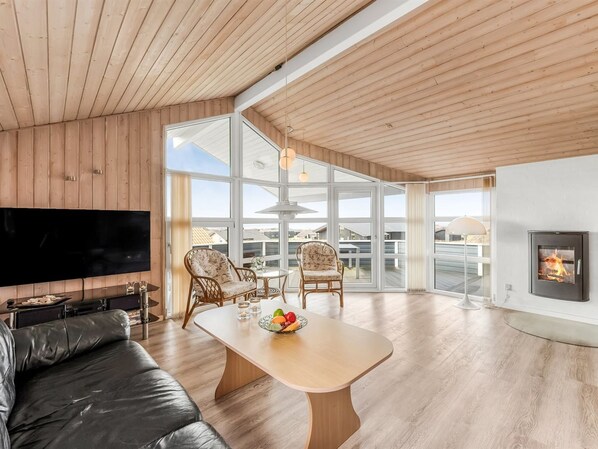 Fernseher, Kamin, DVD-Player