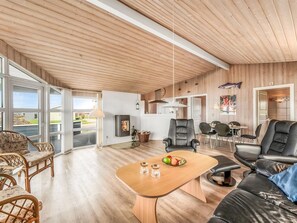 Fernseher, Kamin, DVD-Player