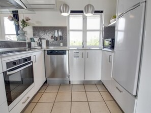 Frigorífico, microondas, horno y lavavajillas