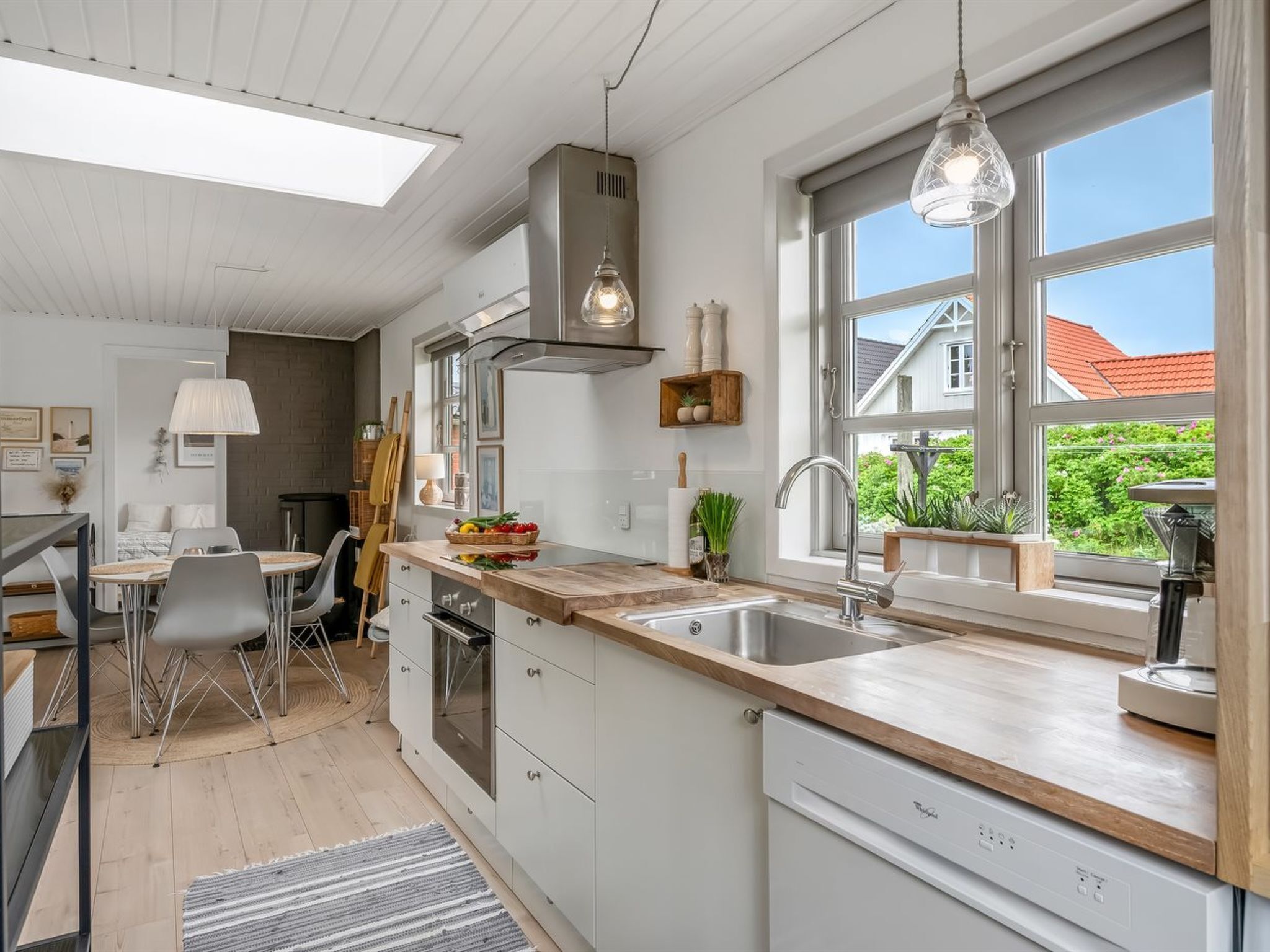Een koelkast, een microgolfoven, een oven, een vaatwasser