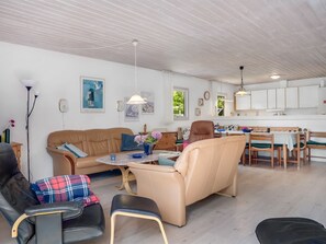 Téléviseur, foyer, lecteur de DVD, table de baby-foot