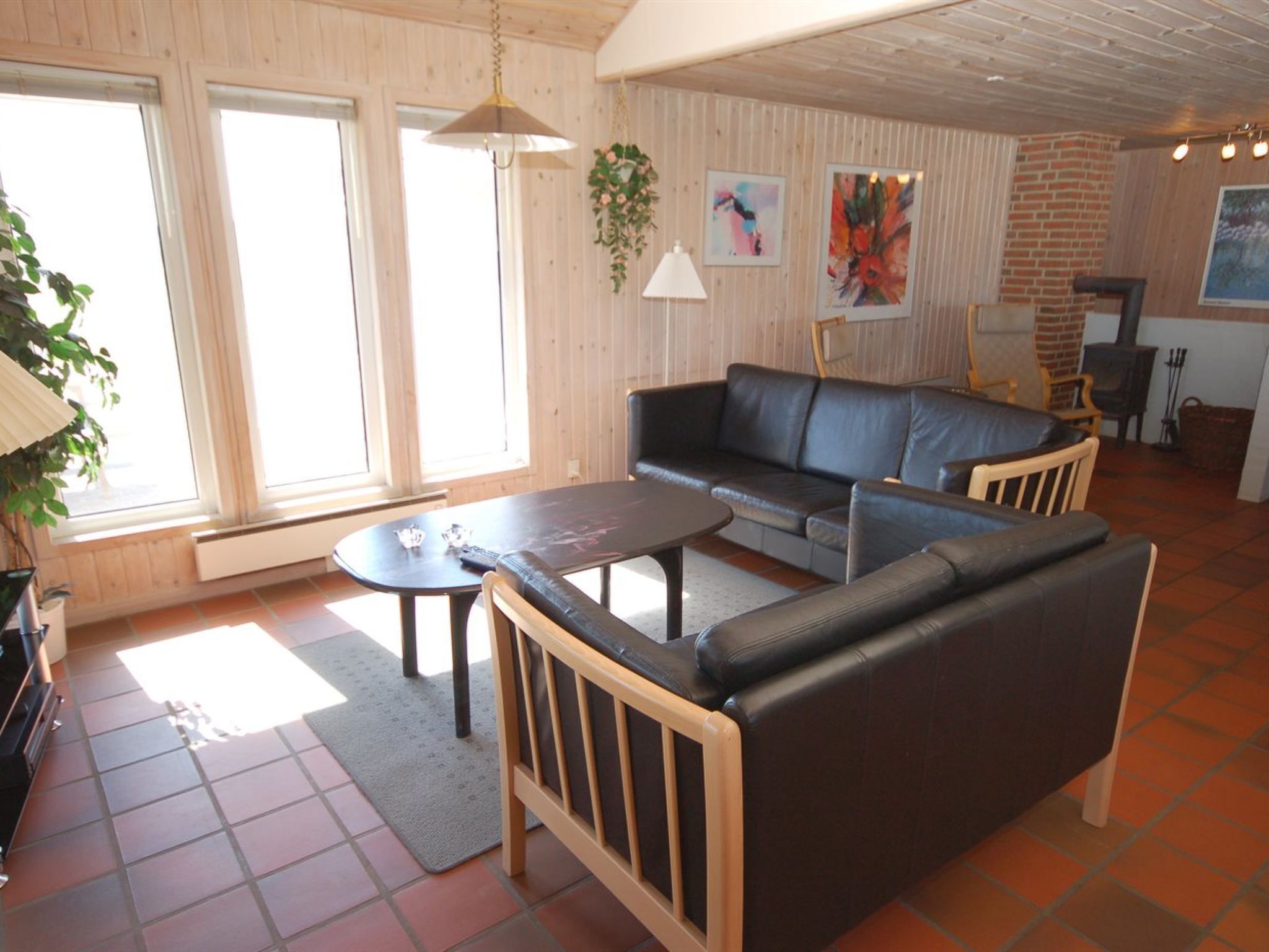 Een gezellige woonkamer met een bank, salontafel en een open haard.