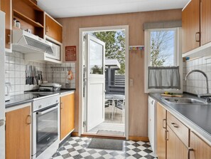 Køleskab, mikrobølgeovn, opvaskemaskine, køkkentøj/tallerkener/redskaber