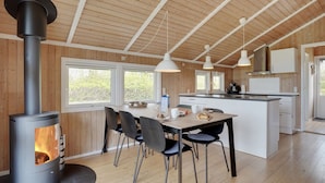 Una cucina moderna con isola centrale, pareti in legno e un piano cottura ampio.