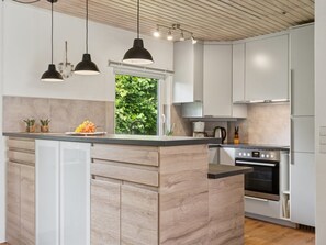 Kühlschrank, Ofen, Geschirrspüler, Hochstuhl