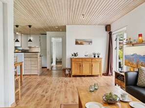 Fernseher, Kamin, DVD-Player